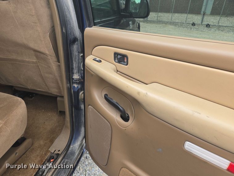 image for item EO1529 2000 Chevrolet Suburban 2500 LS  SUV