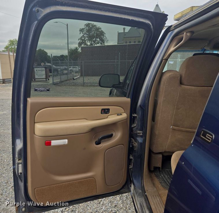 image for item EO1529 2000 Chevrolet Suburban 2500 LS  SUV