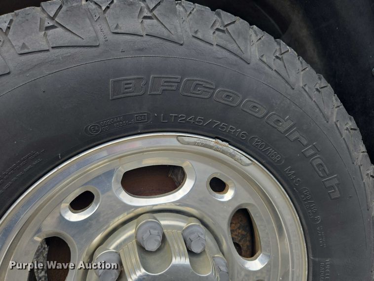 image for item EO1529 2000 Chevrolet Suburban 2500 LS  SUV