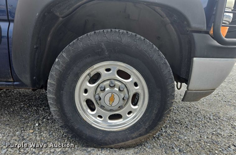 image for item EO1529 2000 Chevrolet Suburban 2500 LS  SUV