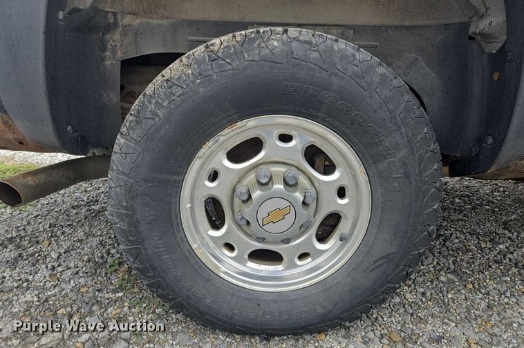 image for item EO1529 2000 Chevrolet Suburban 2500 LS  SUV