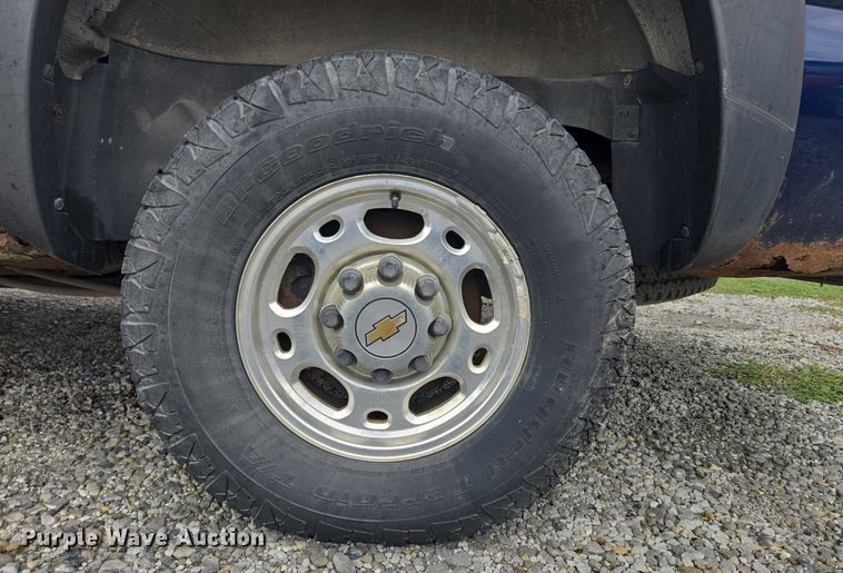 image for item EO1529 2000 Chevrolet Suburban 2500 LS  SUV