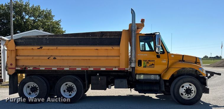 image for item ER0013 2003 International 7400 dump truck