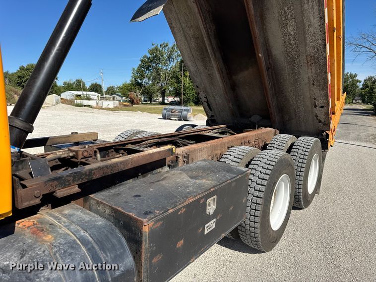 image for item ER0013 2003 International 7400 dump truck