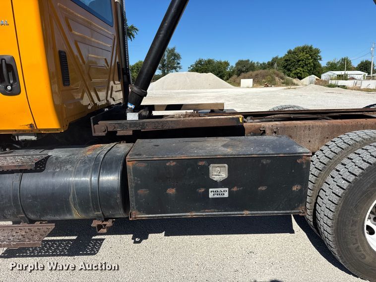 image for item ER0013 2003 International 7400 dump truck