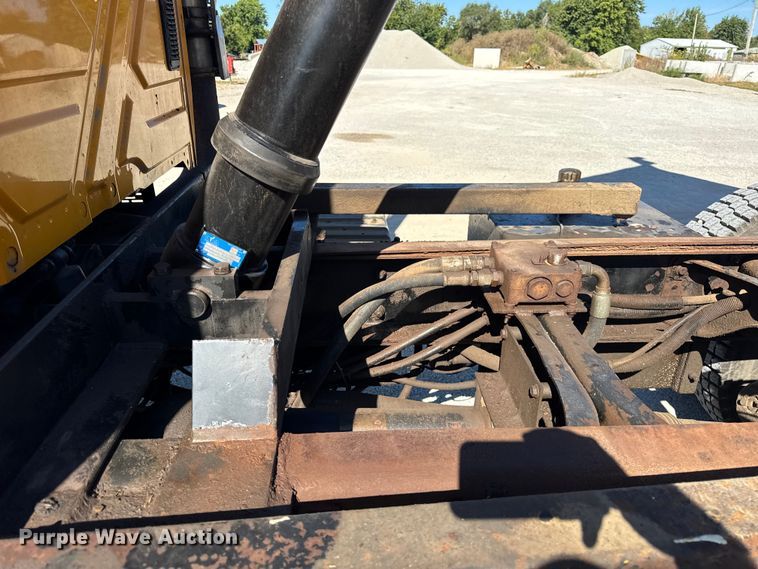 image for item ER0013 2003 International 7400 dump truck