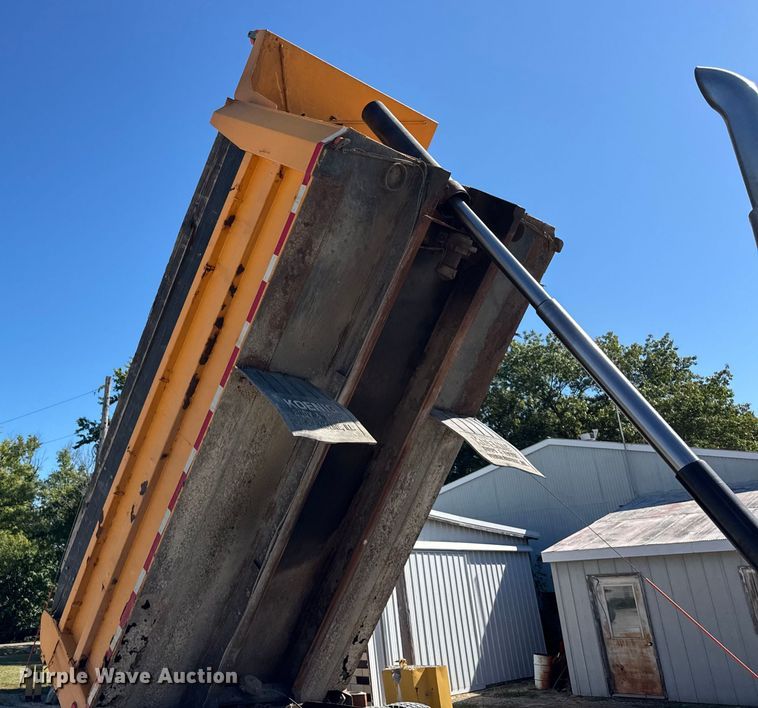 image for item ER0013 2003 International 7400 dump truck