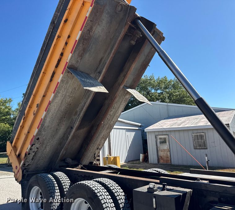 image for item ER0013 2003 International 7400 dump truck