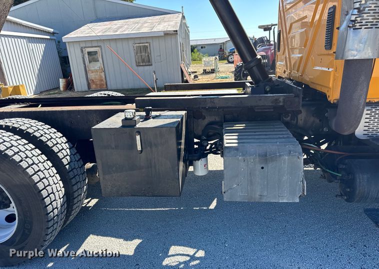 image for item ER0013 2003 International 7400 dump truck