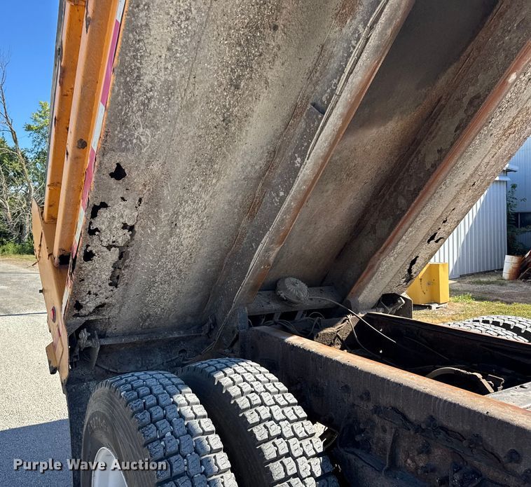 image for item ER0013 2003 International 7400 dump truck