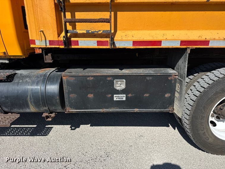 image for item ER0013 2003 International 7400 dump truck