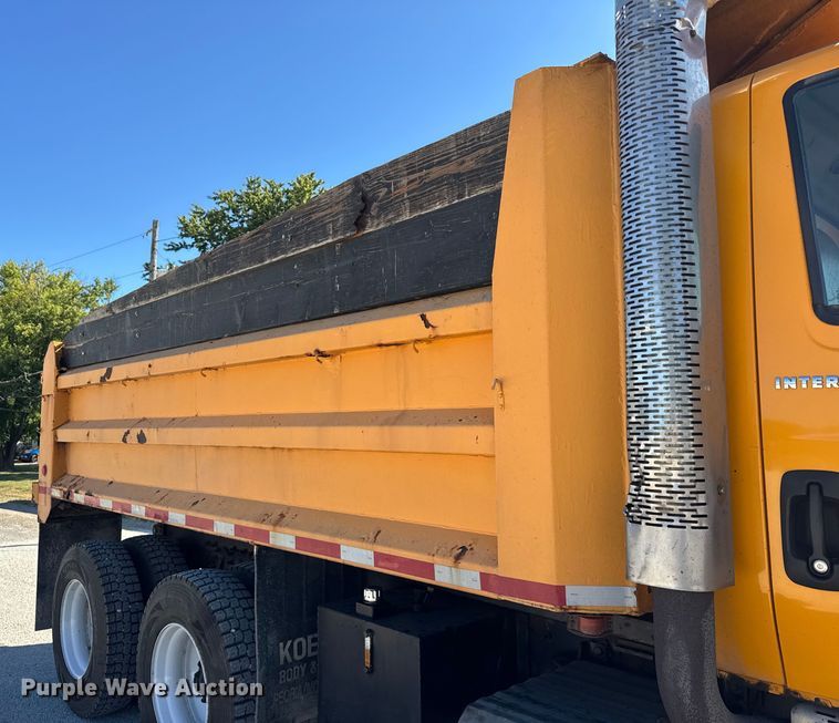 image for item ER0013 2003 International 7400 dump truck