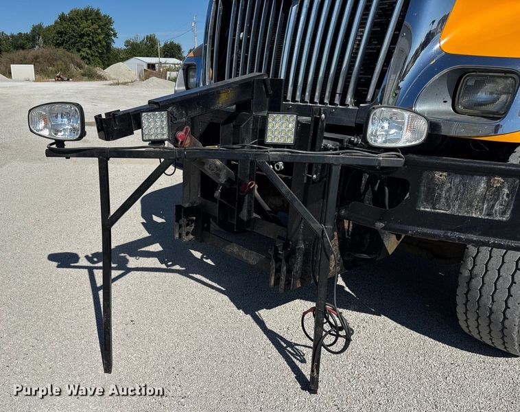 image for item ER0013 2003 International 7400 dump truck