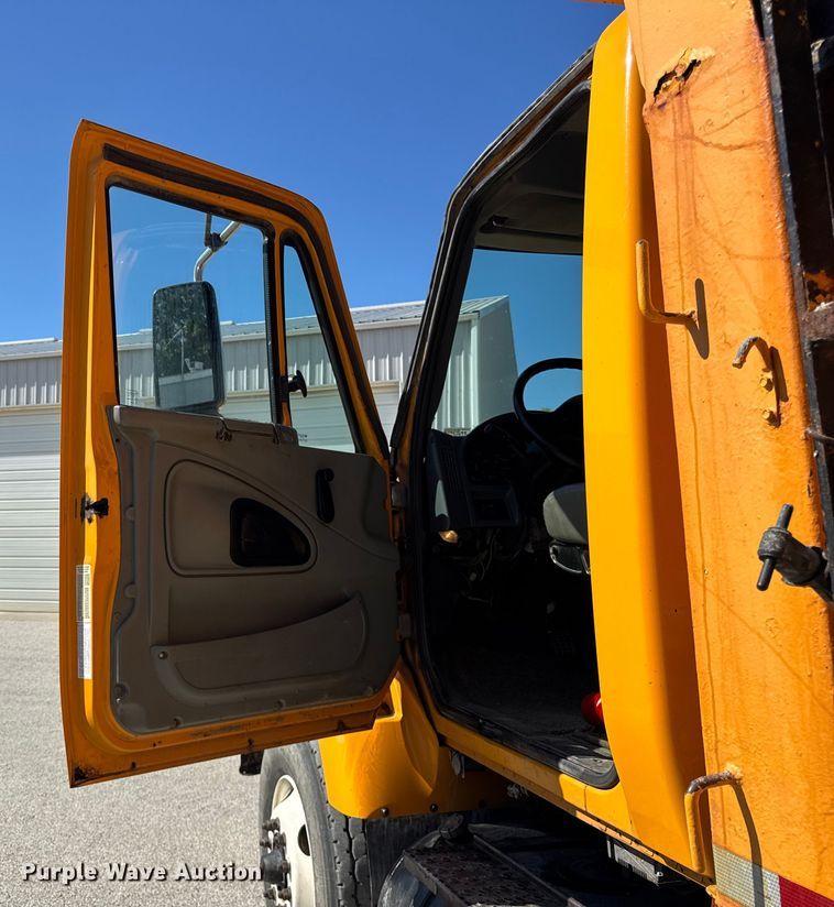 image for item ER0013 2003 International 7400 dump truck