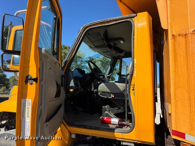 image for item ER0013 2003 International 7400 dump truck