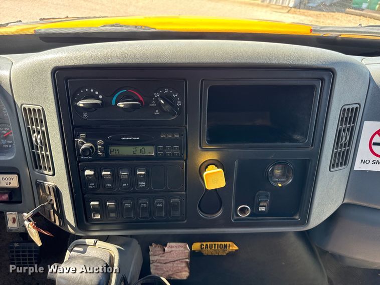 image for item ER0013 2003 International 7400 dump truck