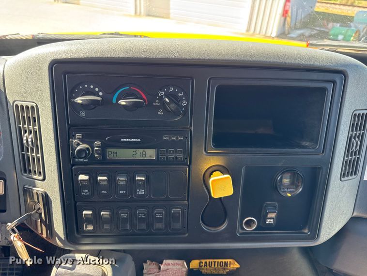 image for item ER0013 2003 International 7400 dump truck