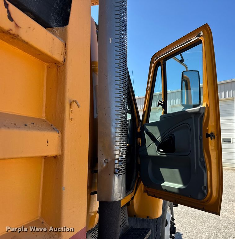 image for item ER0013 2003 International 7400 dump truck