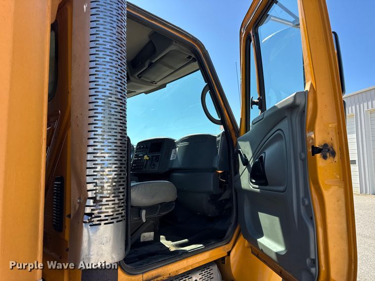 image for item ER0013 2003 International 7400 dump truck