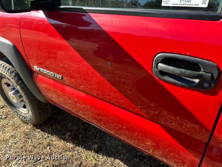 image for item ET3086 2002 Chevrolet Silverado 2500HD pickup truck