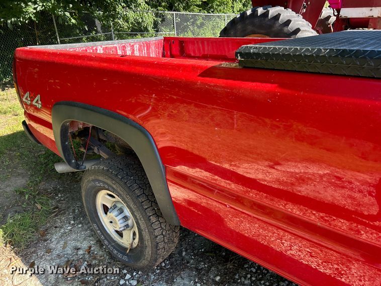 image for item ET3086 2002 Chevrolet Silverado 2500HD pickup truck