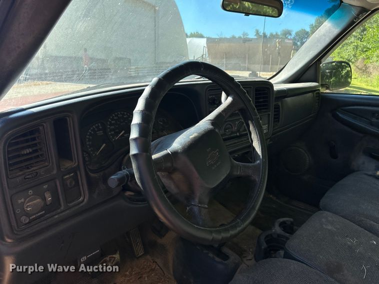 image for item ET3086 2002 Chevrolet Silverado 2500HD pickup truck