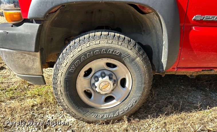 image for item ET3086 2002 Chevrolet Silverado 2500HD pickup truck