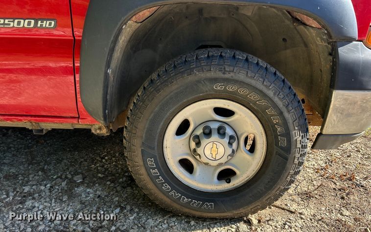 image for item ET3086 2002 Chevrolet Silverado 2500HD pickup truck