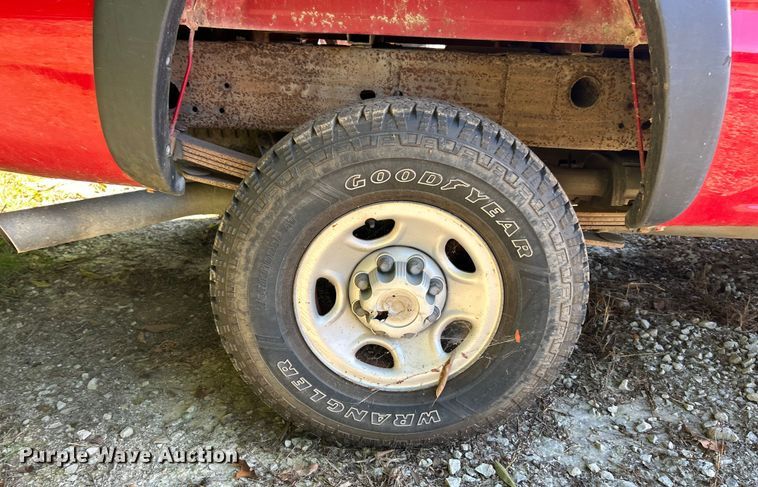 image for item ET3086 2002 Chevrolet Silverado 2500HD pickup truck