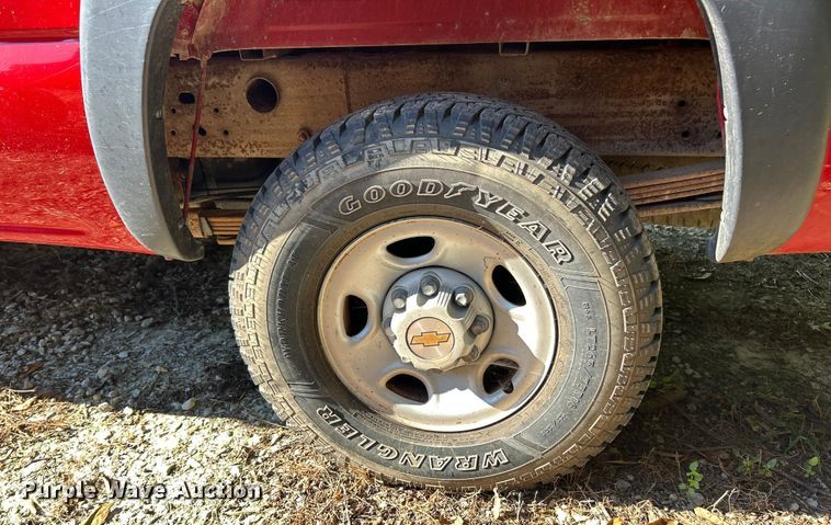 image for item ET3086 2002 Chevrolet Silverado 2500HD pickup truck