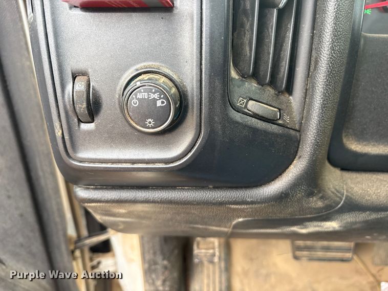 image for item ET7058 2018 Chevrolet Silverado 1500 pickup truck