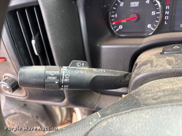 image for item ET7058 2018 Chevrolet Silverado 1500 pickup truck