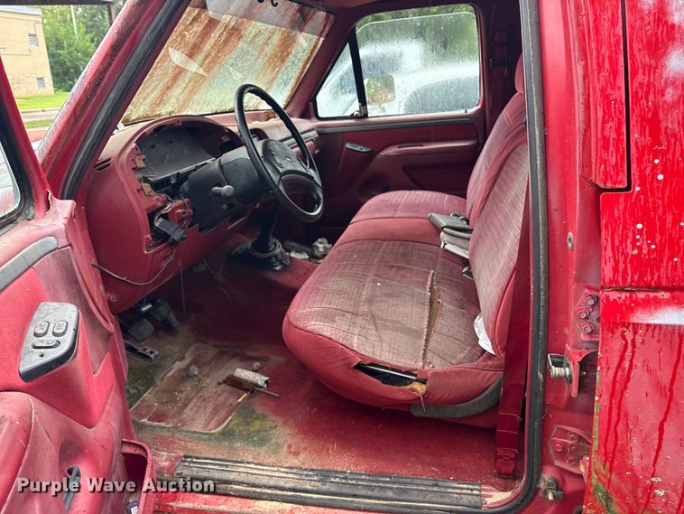 image for item ET7062 1993 Ford F350 Crew Cab flatbed pickup truck