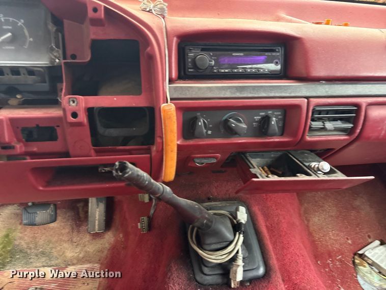 image for item ET7062 1993 Ford F350 Crew Cab flatbed pickup truck