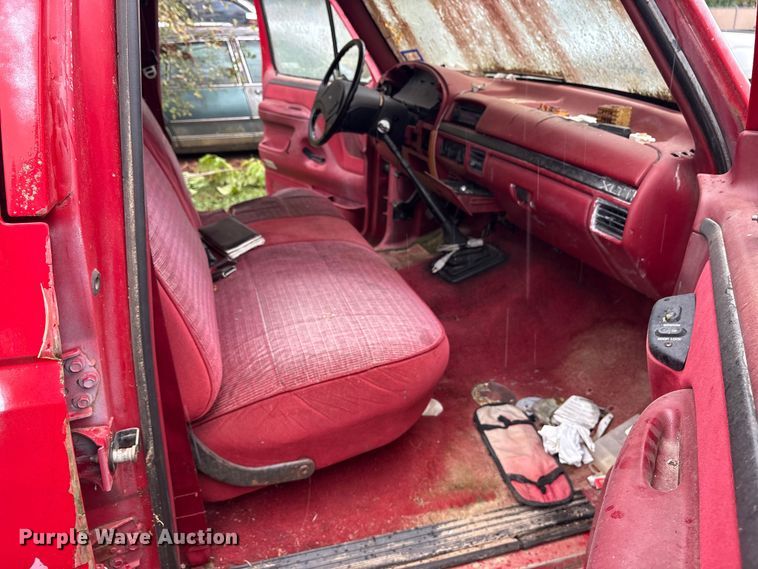 image for item ET7062 1993 Ford F350 Crew Cab flatbed pickup truck