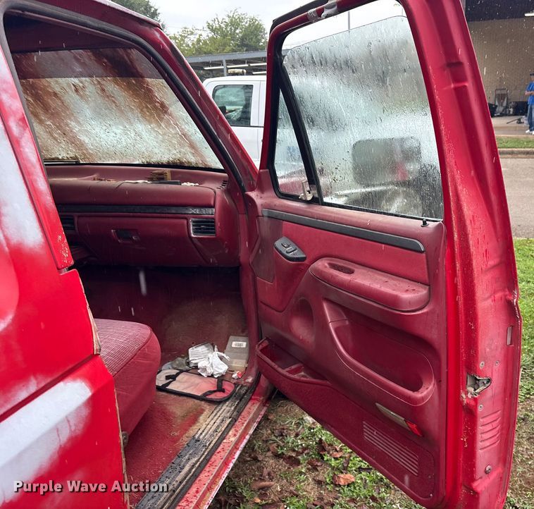 image for item ET7062 1993 Ford F350 Crew Cab flatbed pickup truck