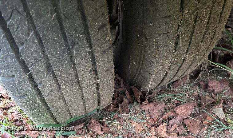 image for item ET7062 1993 Ford F350 Crew Cab flatbed pickup truck