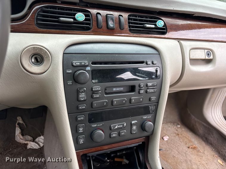 image for item ET7064 2002 Cadillac Seville 