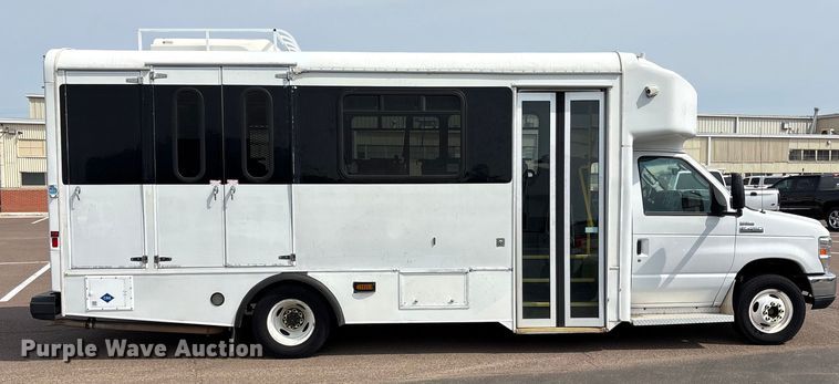 image for item EU4576 2014 Ford E450 Super duty shuttle bus