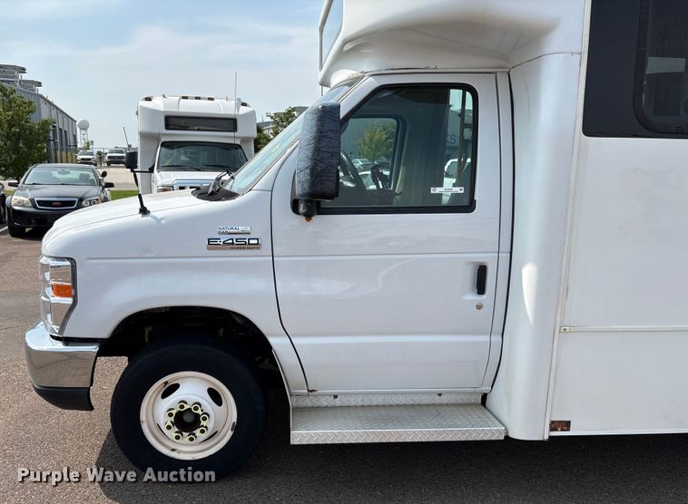 image for item EU4576 2014 Ford E450 Super duty shuttle bus
