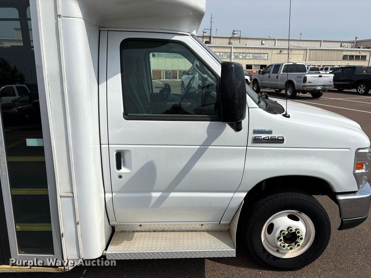 image for item EU4576 2014 Ford E450 Super duty shuttle bus