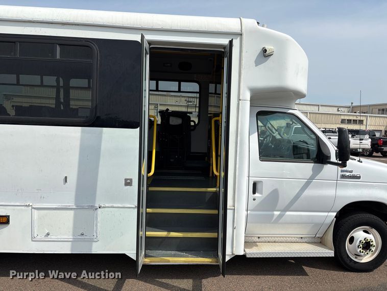 image for item EU4576 2014 Ford E450 Super duty shuttle bus