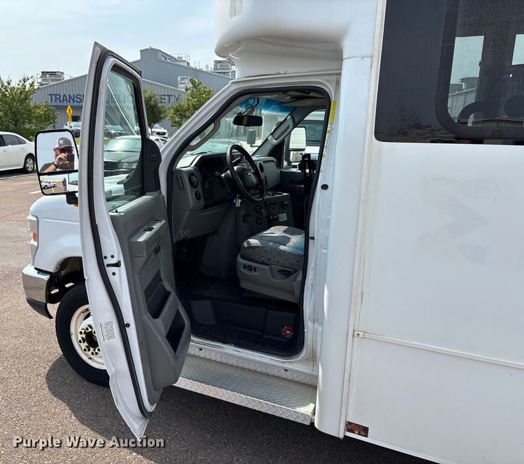 image for item EU4576 2014 Ford E450 Super duty shuttle bus