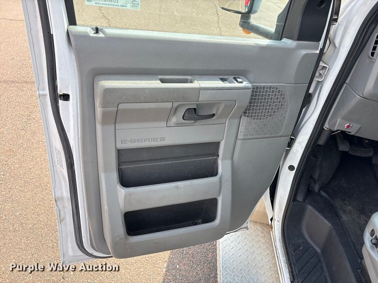 image for item EU4576 2014 Ford E450 Super duty shuttle bus