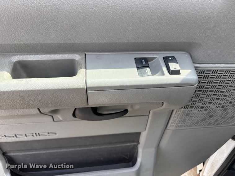 image for item EU4576 2014 Ford E450 Super duty shuttle bus