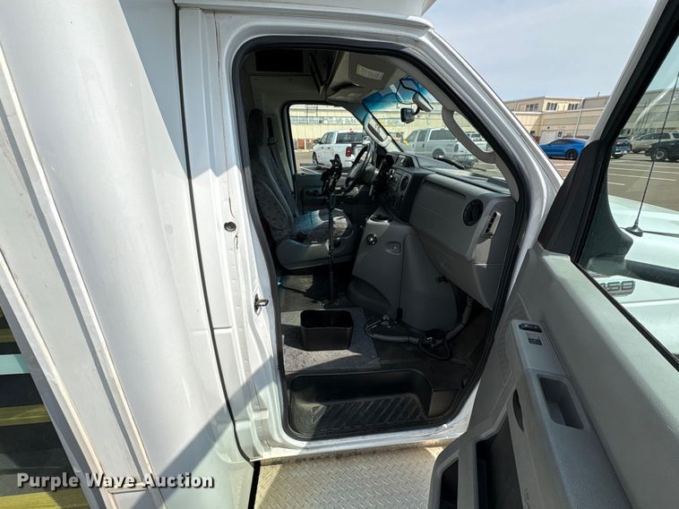 image for item EU4576 2014 Ford E450 Super duty shuttle bus