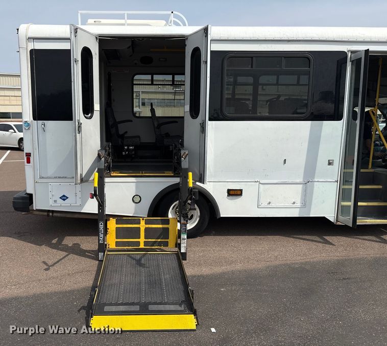 image for item EU4576 2014 Ford E450 Super duty shuttle bus