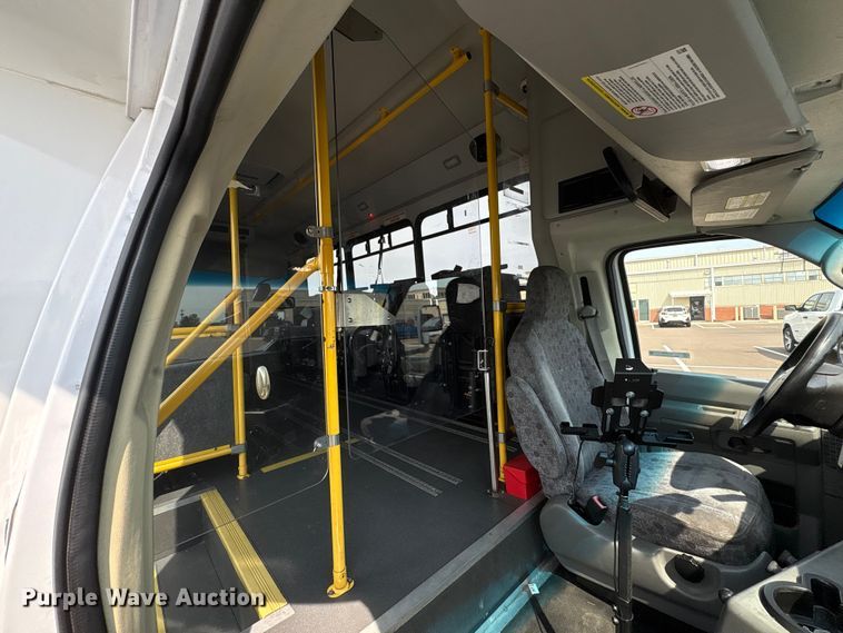 image for item EU4576 2014 Ford E450 Super duty shuttle bus