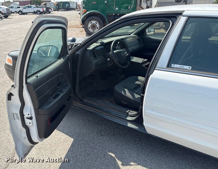 image for item EU4587 2009 Ford Crown Victoria Police interceptor 