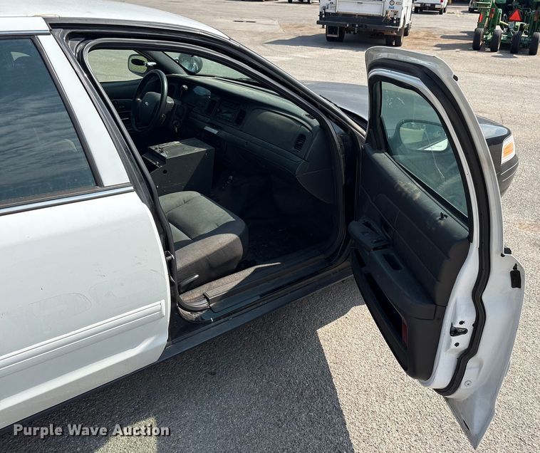 image for item EU4587 2009 Ford Crown Victoria Police interceptor 